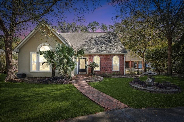 view of front of home featuring a lawn