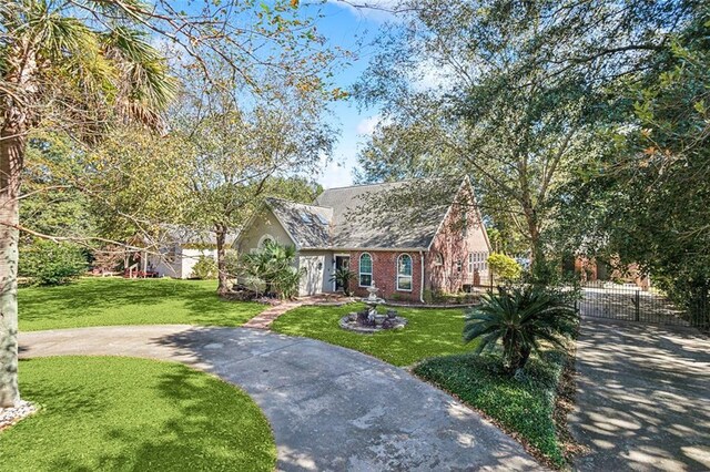 view of front of house featuring a front lawn