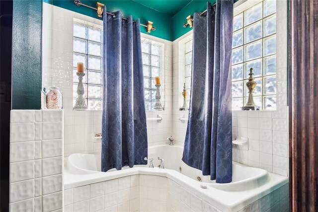 bathroom featuring shower / bath combo with shower curtain