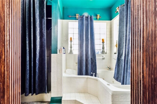 bathroom featuring shower / bath combo with shower curtain