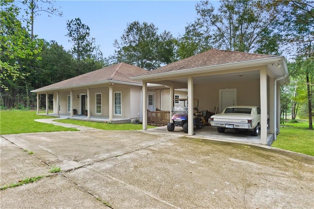 view of front of home featuring a carport, covered porch, and a front lawn