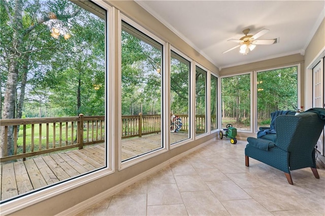 sunroom with ceiling fan