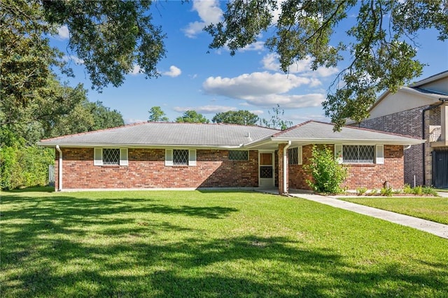 ranch-style home featuring a front lawn