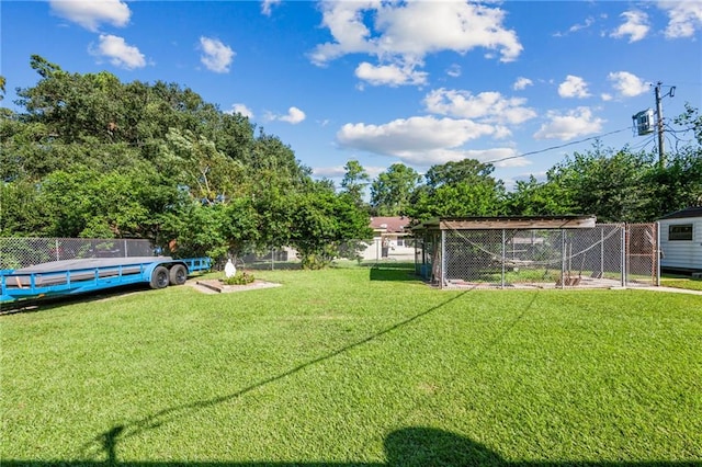 view of yard featuring an outbuilding