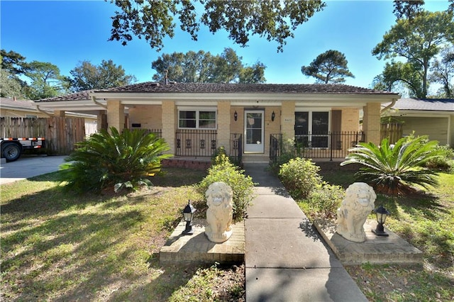 single story home featuring a porch and a front lawn