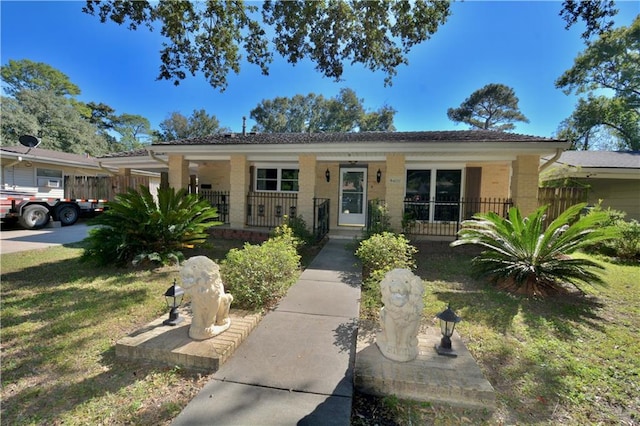 view of front of property featuring covered porch and a front lawn