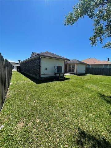 view of yard featuring a fenced backyard