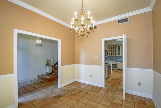 tiled spare room featuring crown molding and a chandelier