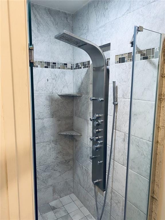 bathroom featuring a tile shower