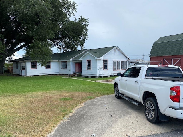 view of front facade featuring a front yard