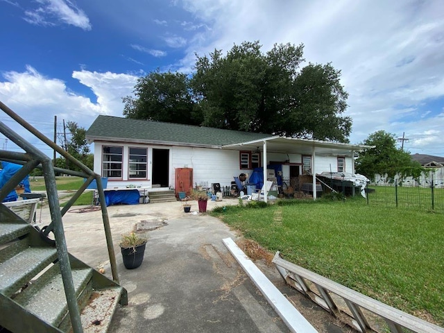 view of front facade featuring a front lawn