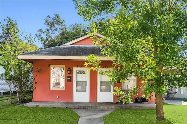 view of front of home featuring a front yard