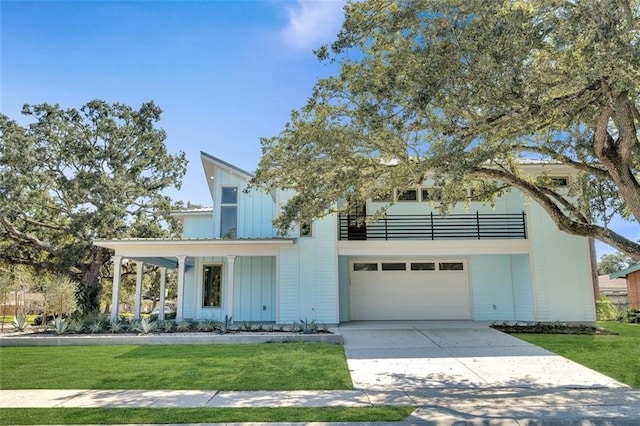 view of front of property featuring a front lawn and a garage