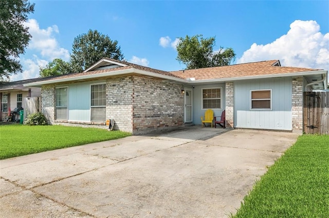 single story home with a front lawn