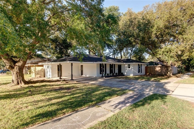 ranch-style home with a front yard