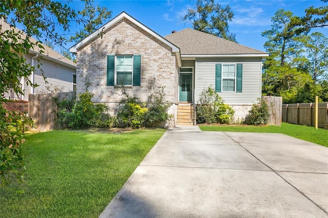 view of front of home with a front lawn