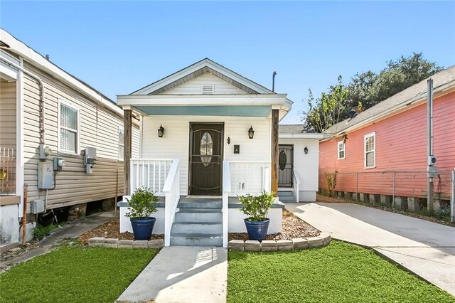 view of front of home featuring a front yard