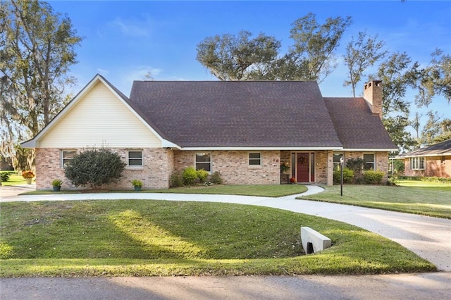 view of front facade with a front yard