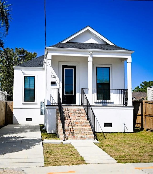 view of front of house featuring covered porch and a front lawn