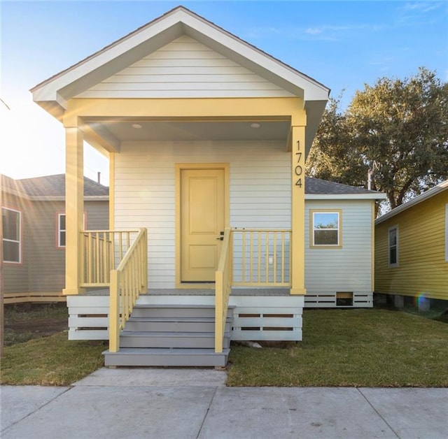 view of front of home featuring a front lawn