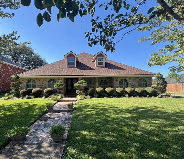 view of front of home featuring a front lawn