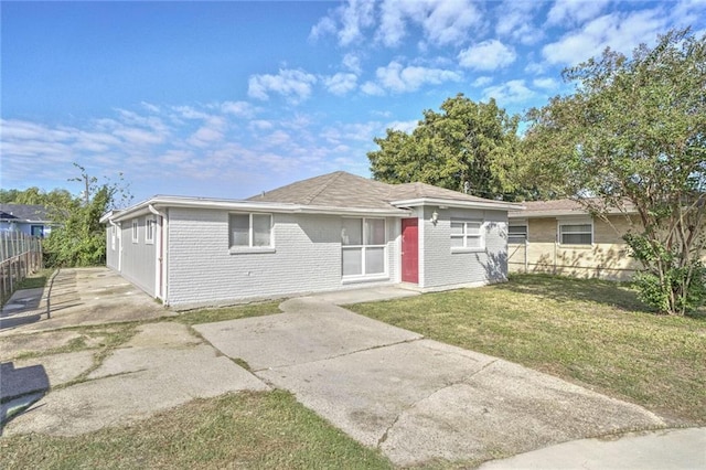 ranch-style house featuring a front lawn