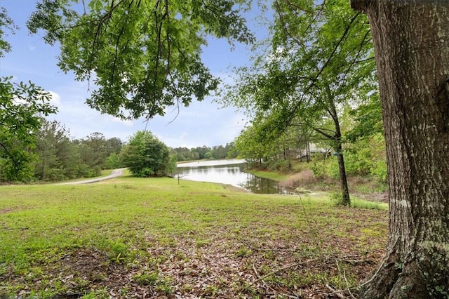 view of yard featuring a water view