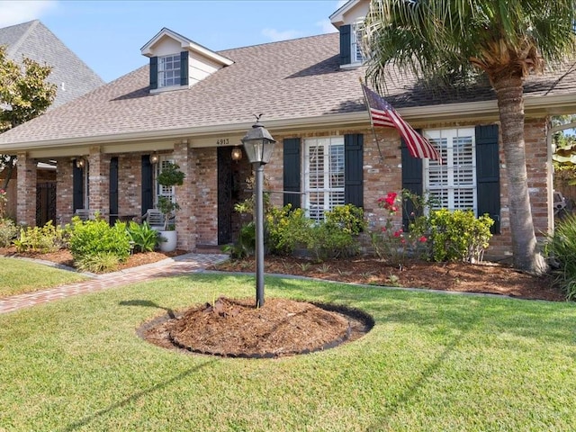 view of front facade featuring a front yard