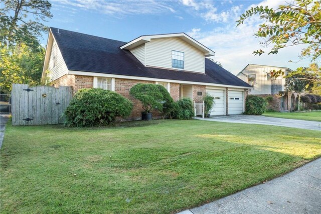 view of front of home with a front lawn