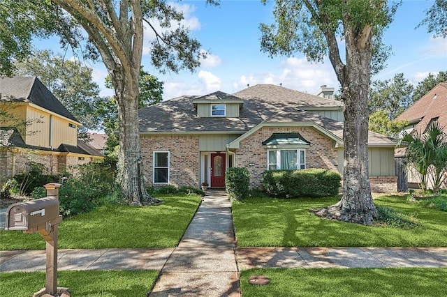 view of front of home featuring a front lawn