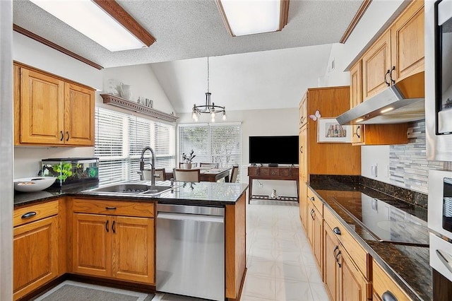 kitchen featuring lofted ceiling, sink, a notable chandelier, and a textured ceiling