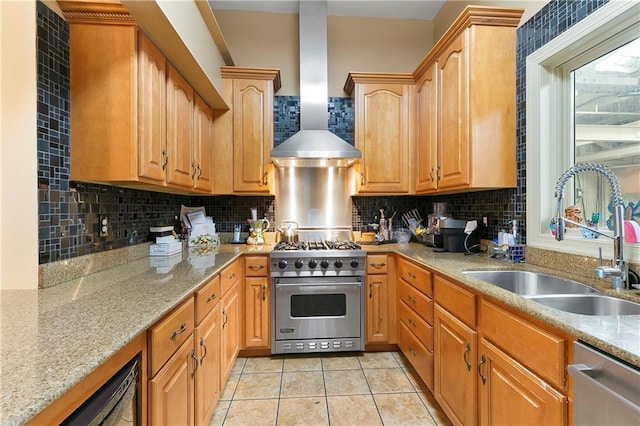 kitchen with sink, stainless steel appliances, decorative backsplash, and light tile patterned floors