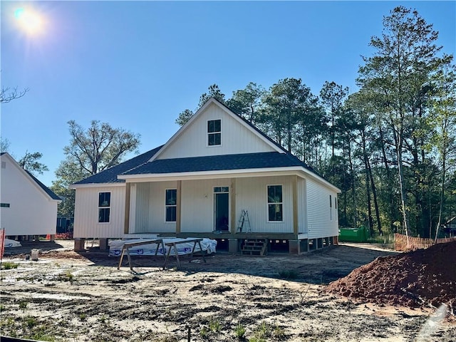 view of front of property featuring covered porch