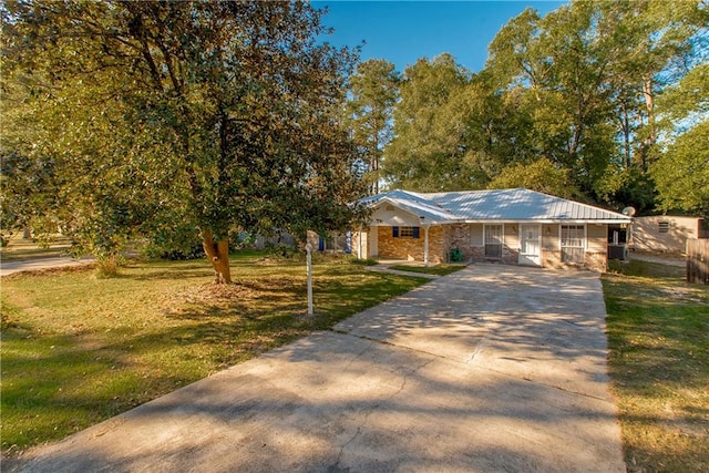 view of front of property featuring a front yard and covered porch