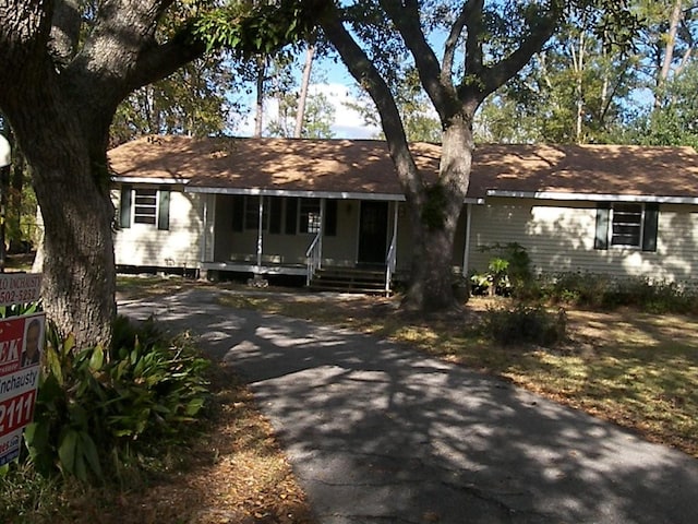 ranch-style house featuring a porch