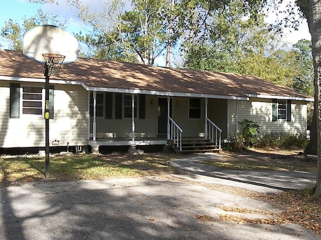 single story home with covered porch