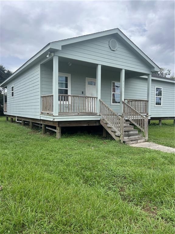 view of front facade featuring a front yard and a porch