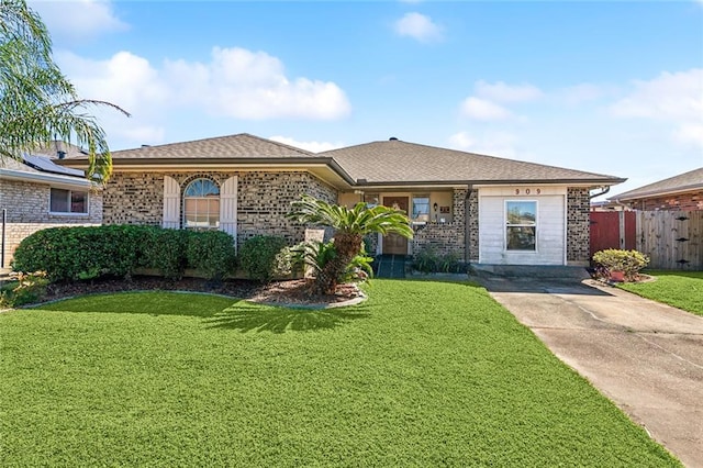 ranch-style house featuring a front lawn