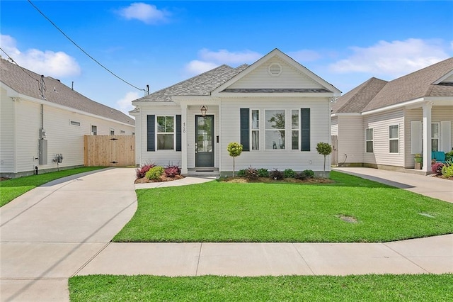 view of front of house featuring a front yard