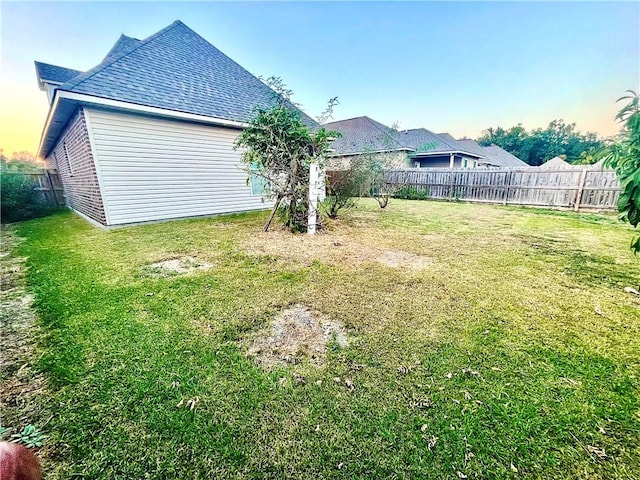 view of yard at dusk