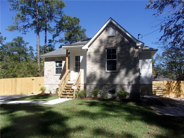 view of front facade featuring a front yard