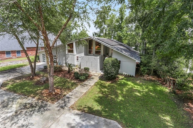 view of front of house with a front lawn