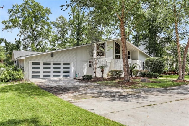 view of front facade with a garage and a front yard