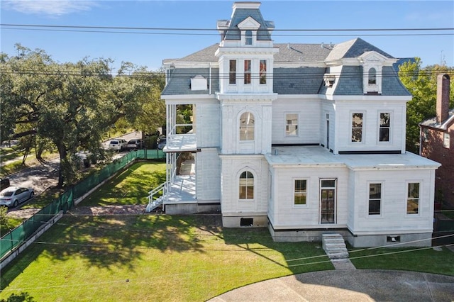 view of front of property featuring a front lawn