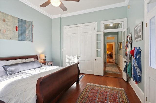 bedroom with ornamental molding, dark wood-type flooring, a closet, and a ceiling fan