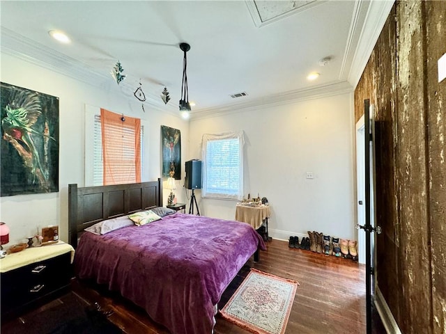 bedroom featuring wood finished floors, baseboards, visible vents, recessed lighting, and ornamental molding