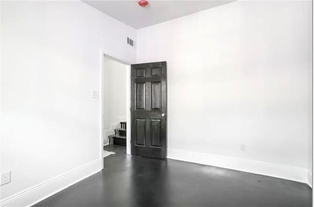 empty room featuring baseboards, visible vents, and concrete floors