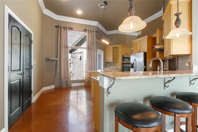 kitchen featuring stainless steel appliances, kitchen peninsula, a breakfast bar area, crown molding, and decorative light fixtures