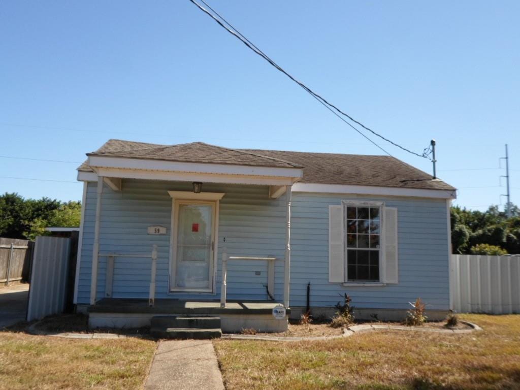 view of front facade with a front lawn