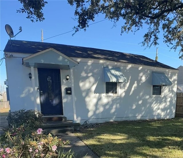 view of front of home with a front lawn